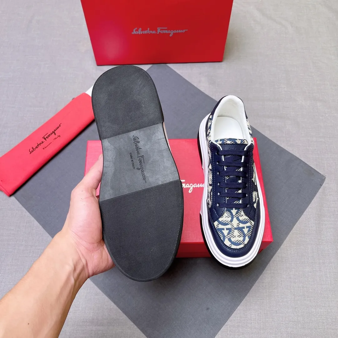 P400 Ferragamo/Ferragamo's new men's GANCINI silhouette low-top casual shoes. These low-top casual shoes are made of suede and calfskin leather. Inspired by the basketball shoe style of the 1990s, the Gancini insert on the side adds a touch of classic style. It features a lightweight rubber sole with knurled edges and custom grooves. The fabric lining and foot pads are light and comfortable, fashionable and dynamic, and the upper foot is comfortable and high-end, fashionable and trendy!  Size: 38-45 No. 004